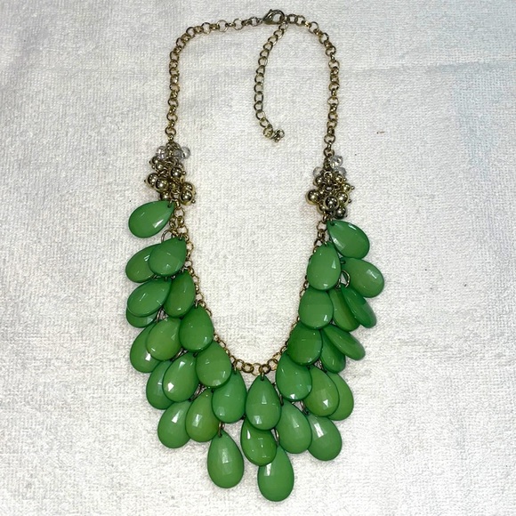 Jewelry - Green teardrop beaded necklace
